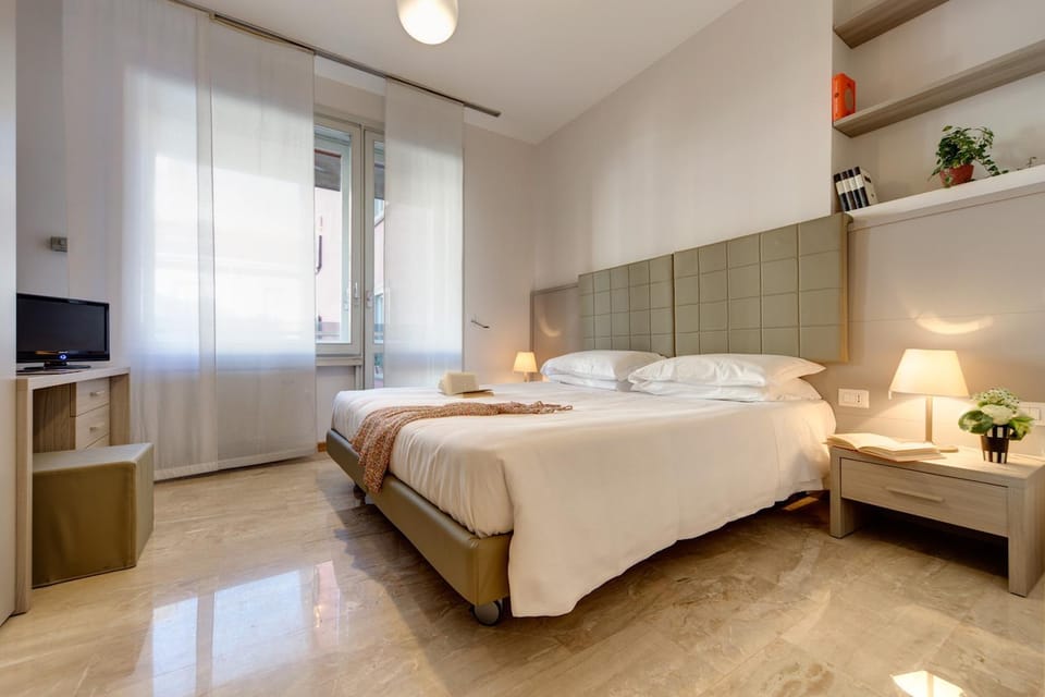 Bed, TV and multimedia, Photo of the whole room, Bedroom