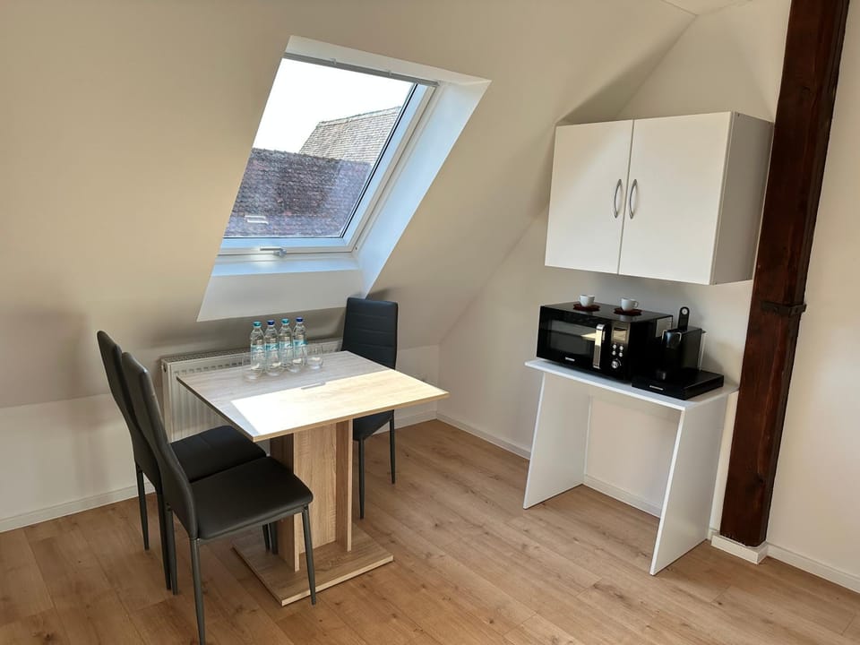 Coffee/tea facilities, Kitchen or kitchenette, Dining area, minibar