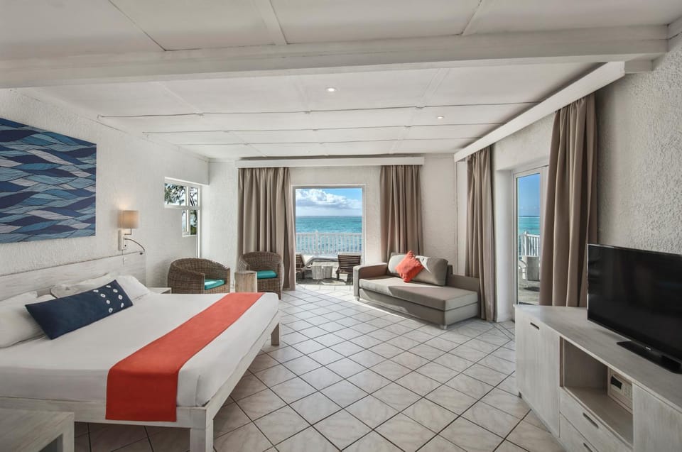 Bed, TV and multimedia, Photo of the whole room, Seating area, Bedroom, Sea view