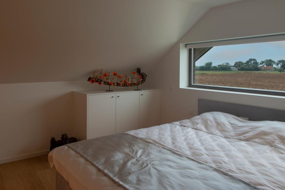 Bed, Bedroom, Garden view