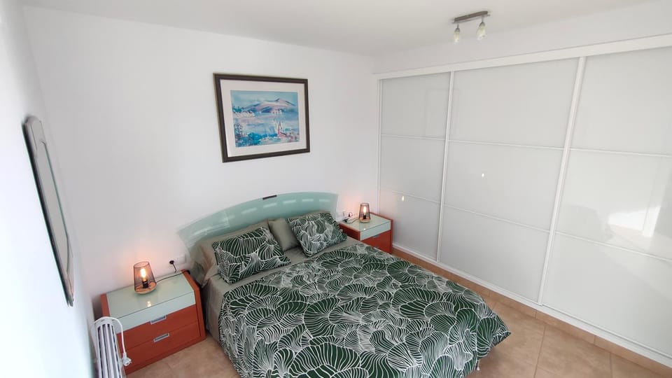 Bed, Photo of the whole room, Bedroom, internet