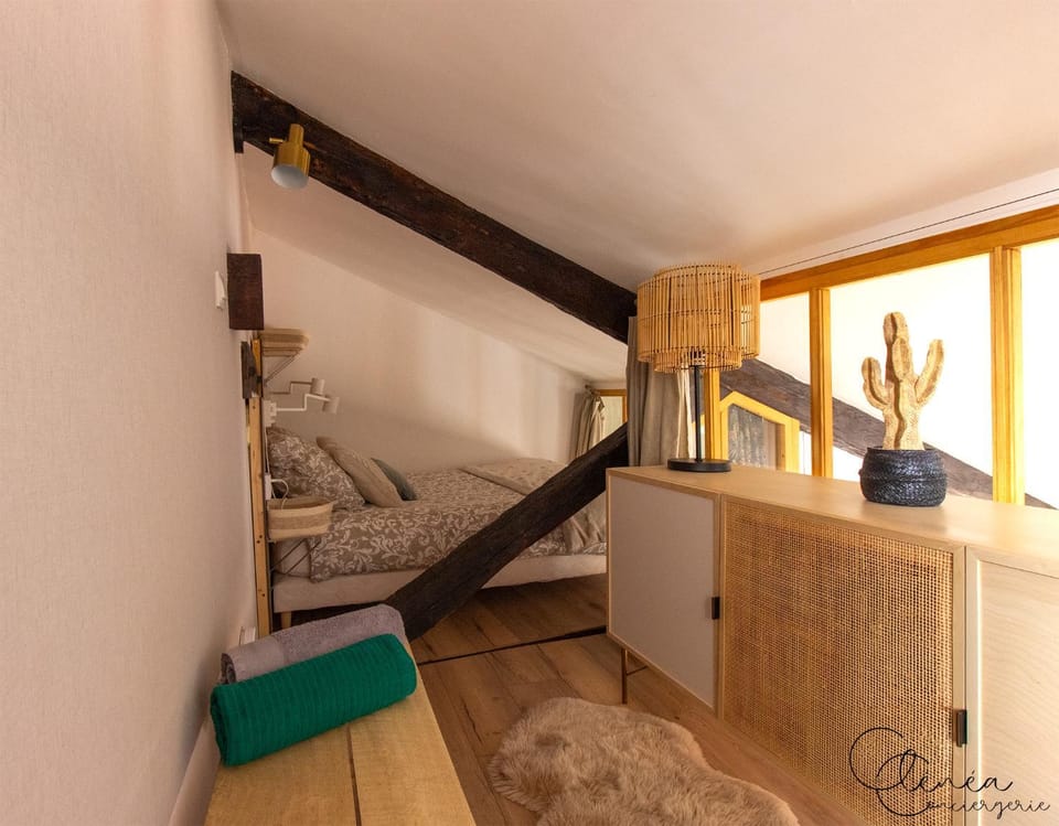 Bed, Photo of the whole room, Bedroom, internet, towels