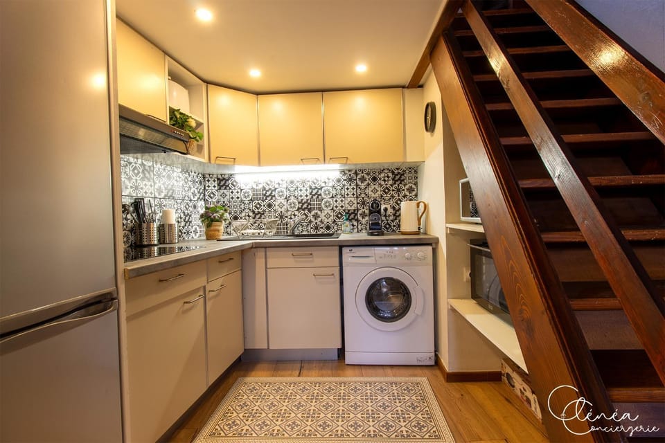 Coffee/tea facilities, internet, microwave, oven, stove, washing machine, kitchen