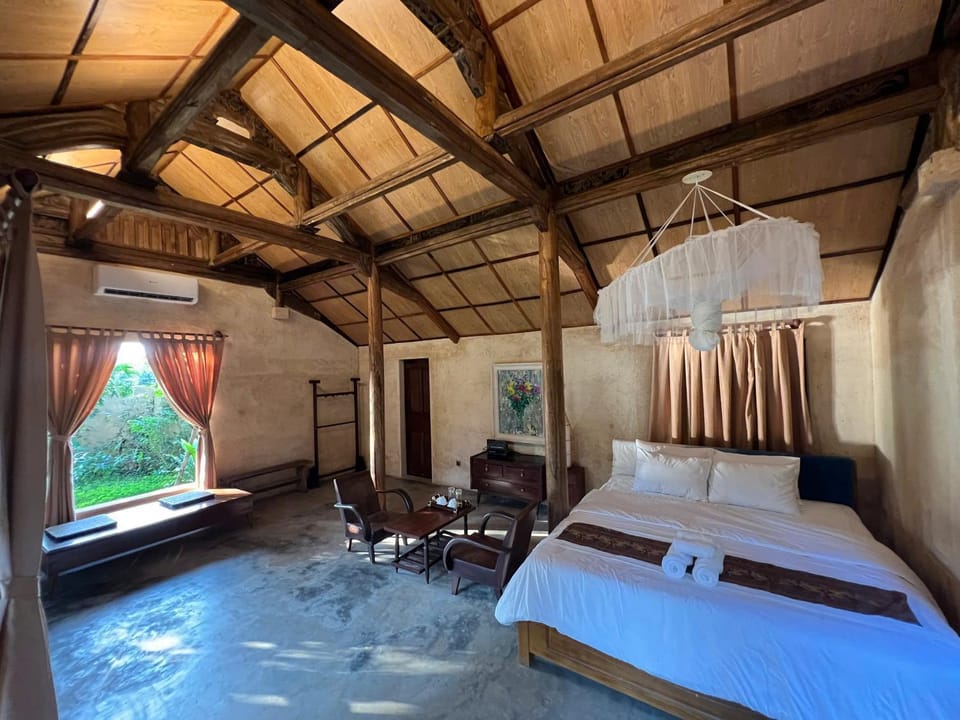 Bed, Photo of the whole room, Seating area, furniture, towels, wardrobe, air conditioner