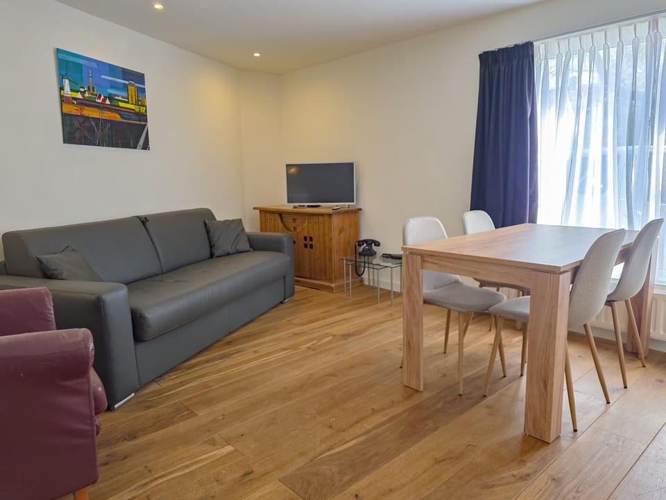 TV and multimedia, Seating area, Dining area