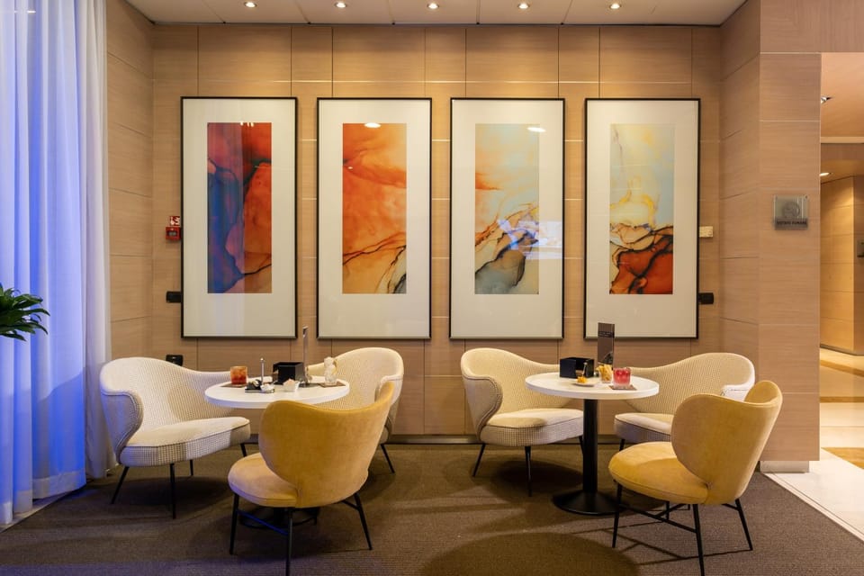 Restaurant/places to eat, Lounge or bar