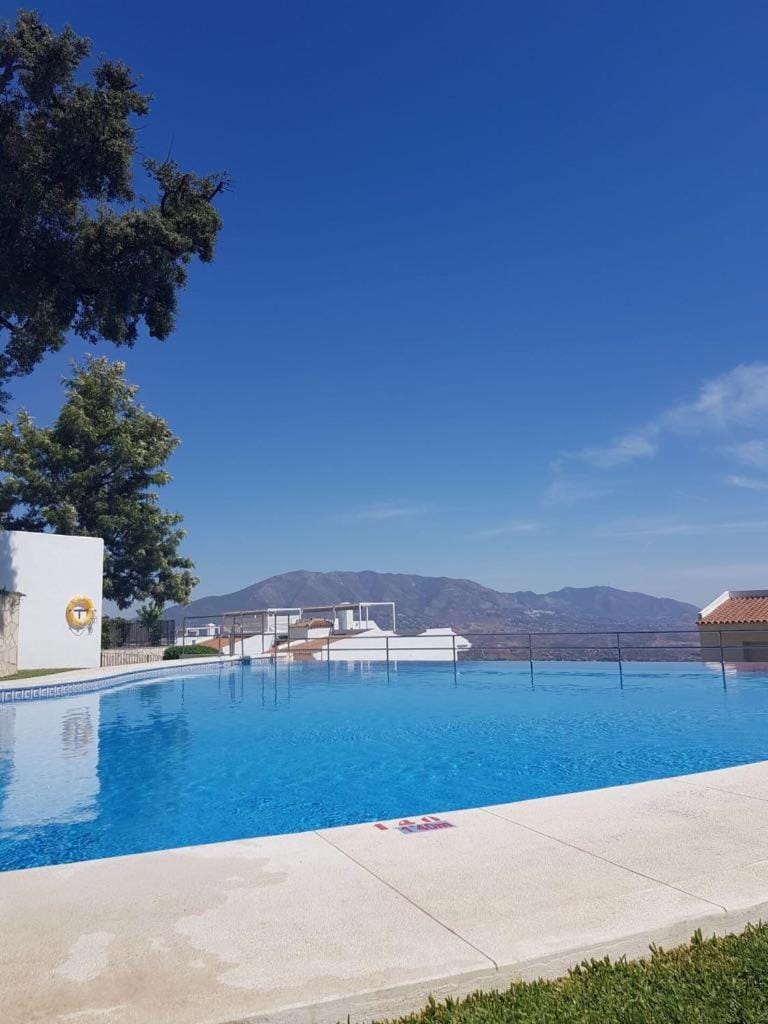 Modern 2 bedroom gelijkvloers-appartement m.tuin en zwembad Apartment in Sierra de las Nieves