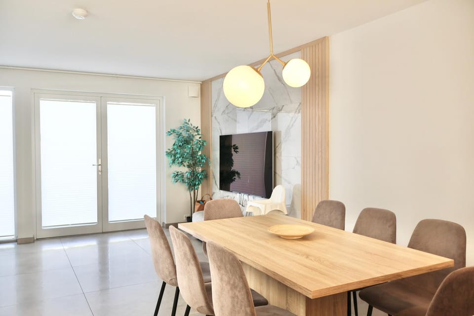TV and multimedia, Living room, Seating area, Dining area
