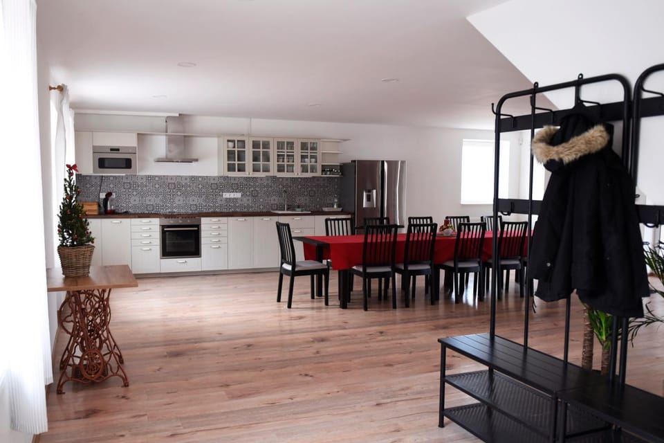 Kitchen or kitchenette, Dining area
