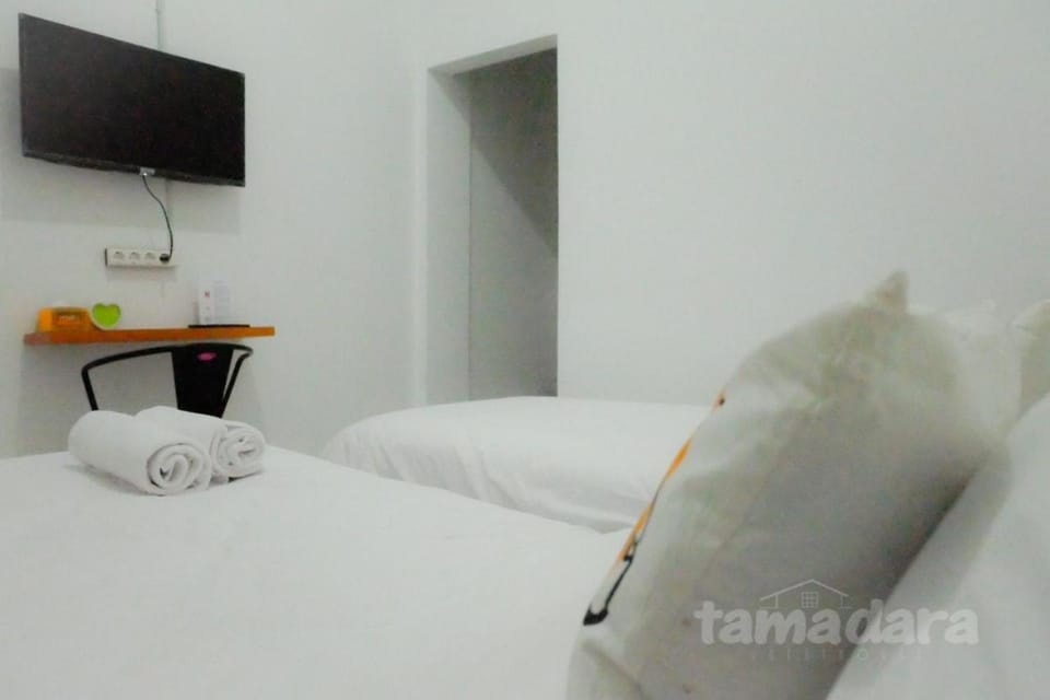 Bed, TV and multimedia, Bedroom