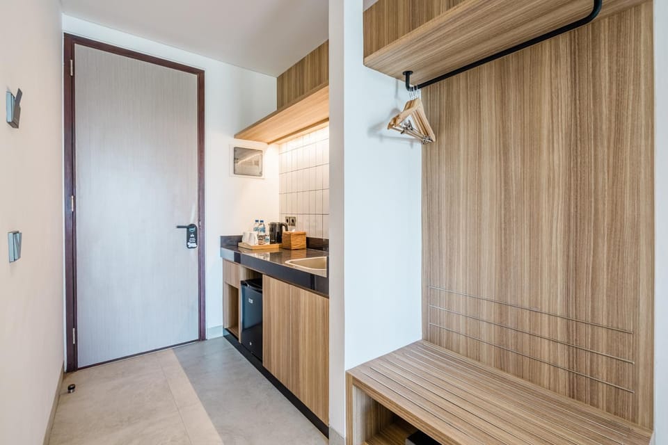 minibar, oven