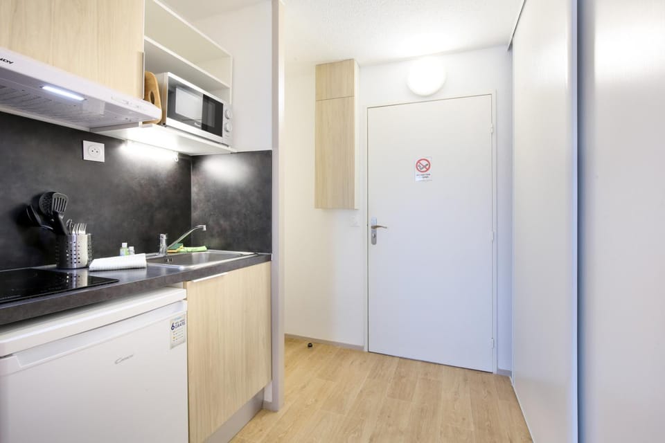 Kitchen or kitchenette, storage
