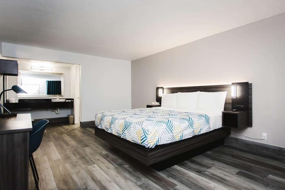 Photo of the whole room, Bedroom, hair dresser