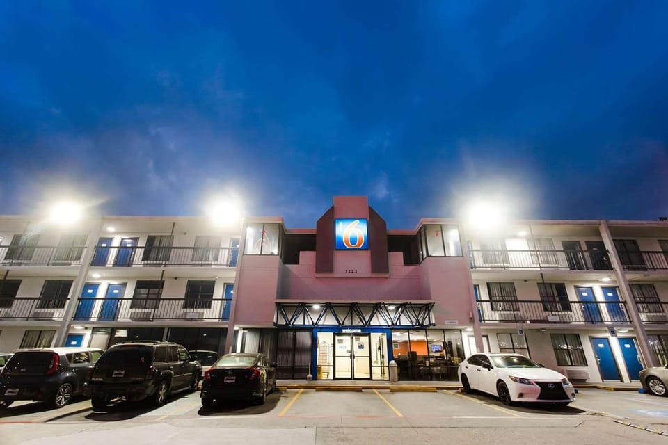 Property building, Facade/entrance, Night