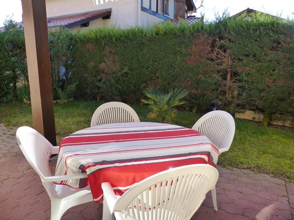 CAPBRETON Résidence LE BOSQUET AUX ECUREUILS Villa avec piscine en copropriété Villa in Capbreton