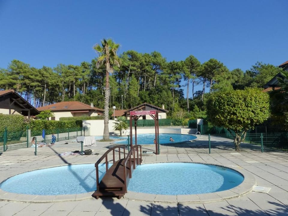 CAPBRETON Résidence LE BOSQUET AUX ECUREUILS Villa avec piscine en copropriété Villa in Capbreton