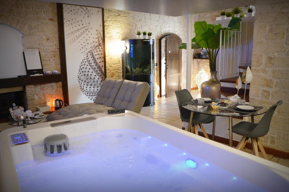 Hot Tub, Living room