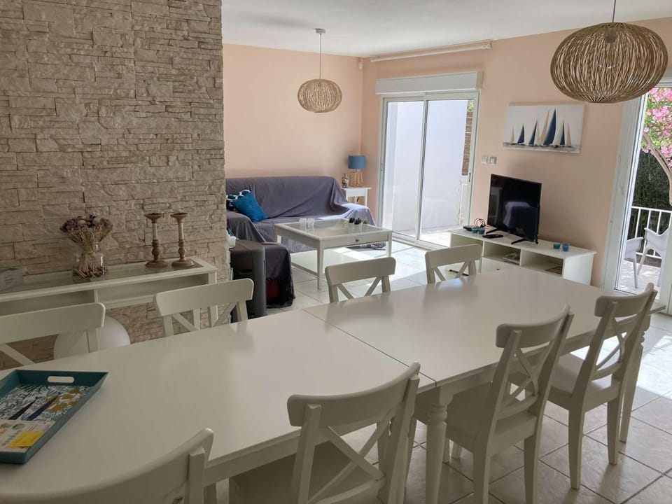 Belle villa spacieuse avec piscine privée, semi climatisée- 10 couchages, wifi, proche canal du midi et à 4 km de la mer LXPIN7 Villa in Portiragnes