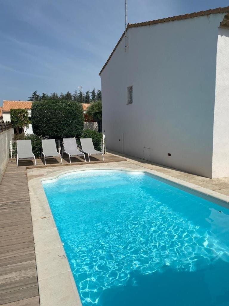 Belle villa spacieuse avec piscine privée, semi climatisée- 10 couchages, wifi, proche canal du midi et à 4 km de la mer LXPIN7 Villa in Portiragnes