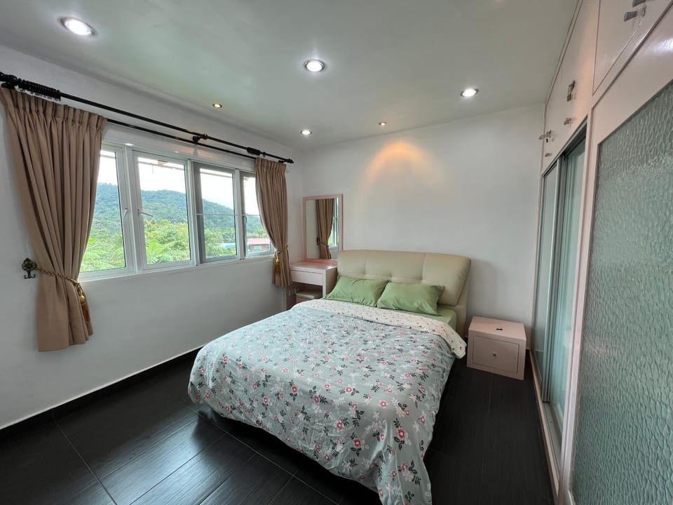Photo of the whole room, Bedroom