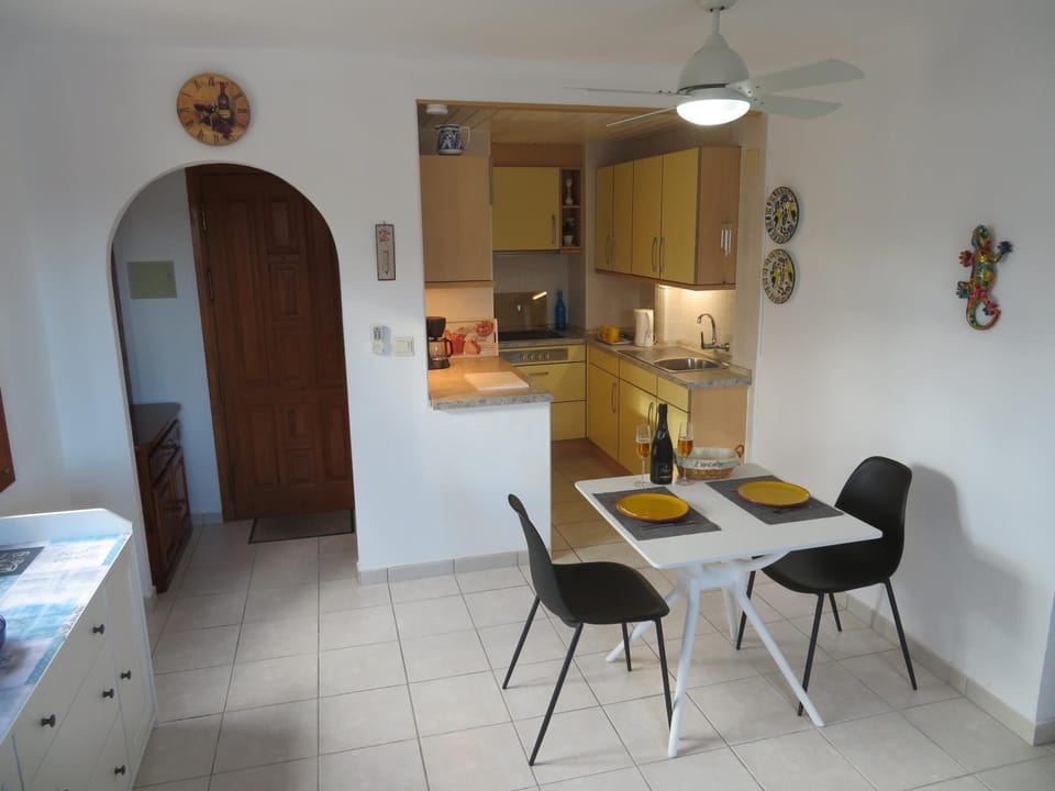 Kitchen or kitchenette, Dining area