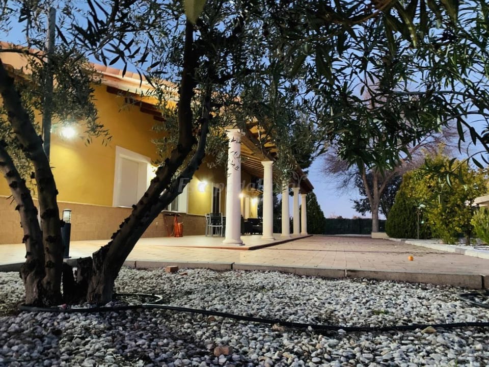 Property building, Patio, Off site, Day, Garden, Balcony/Terrace, Parking