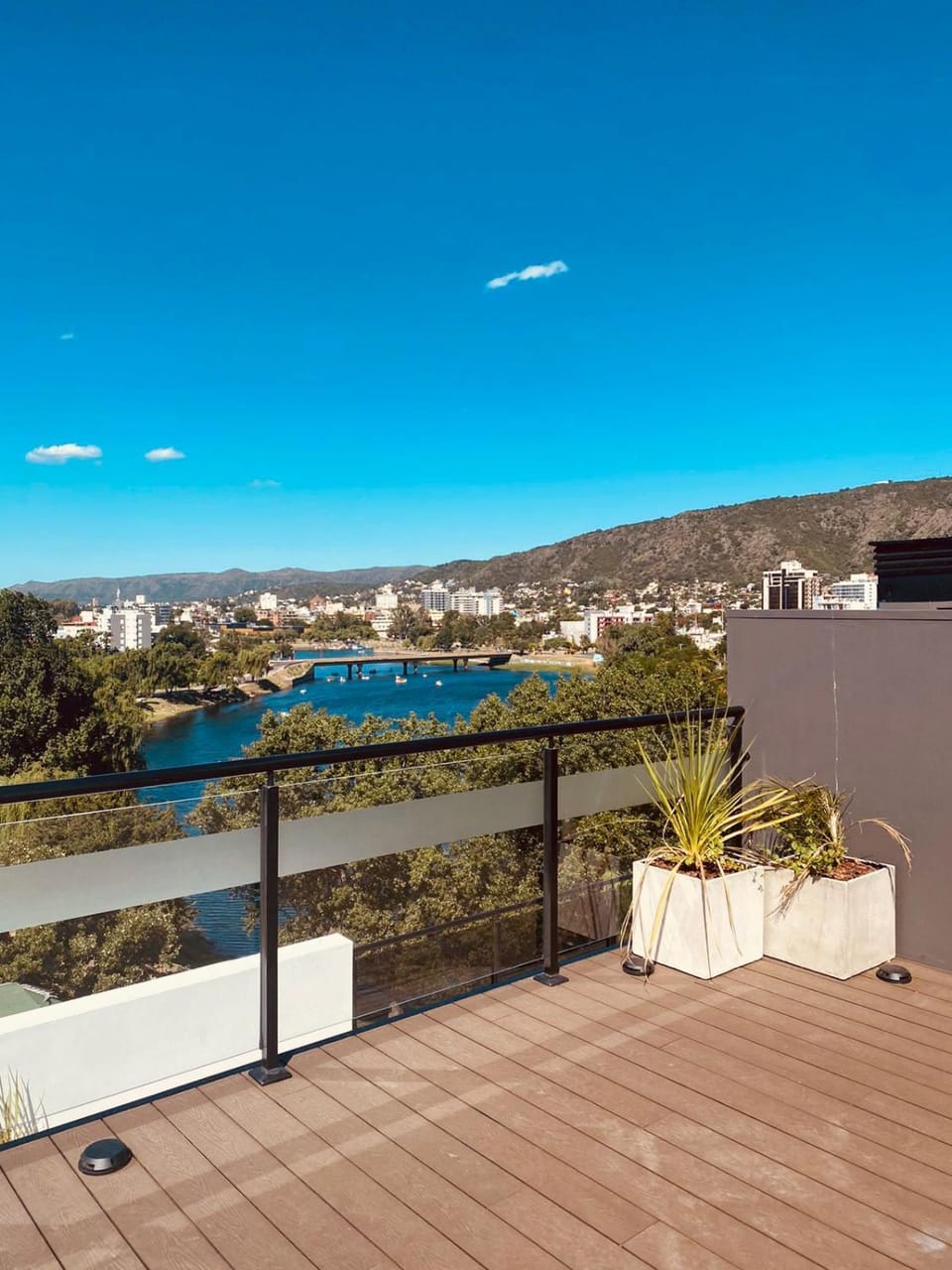 Balcony/Terrace, City view, River view, Street view