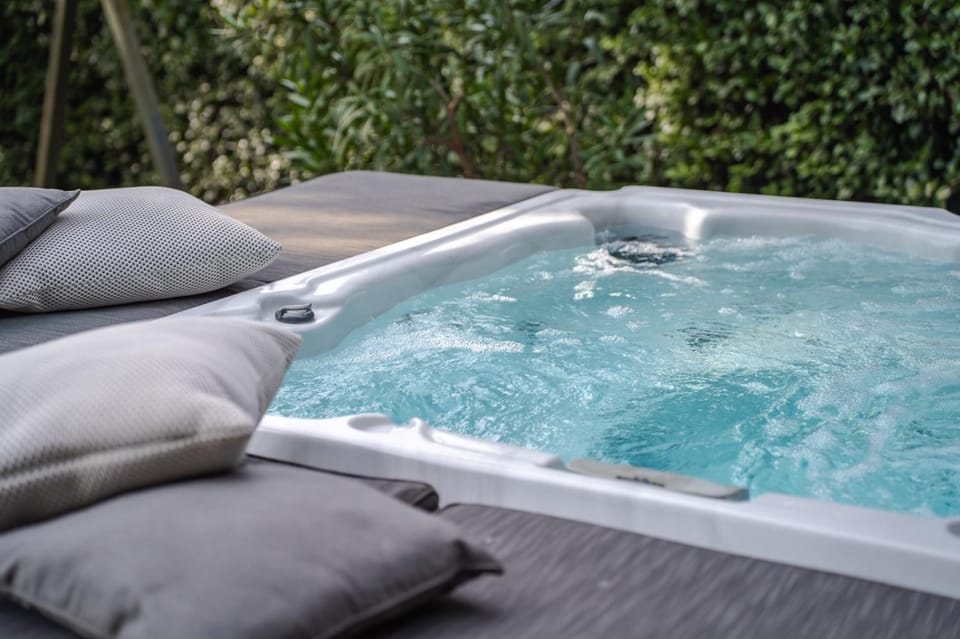 Hot Tub, Hot Tub
