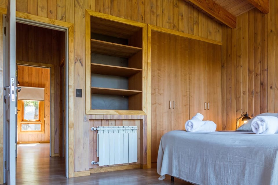 Bed, Decorative detail, internet, wardrobe