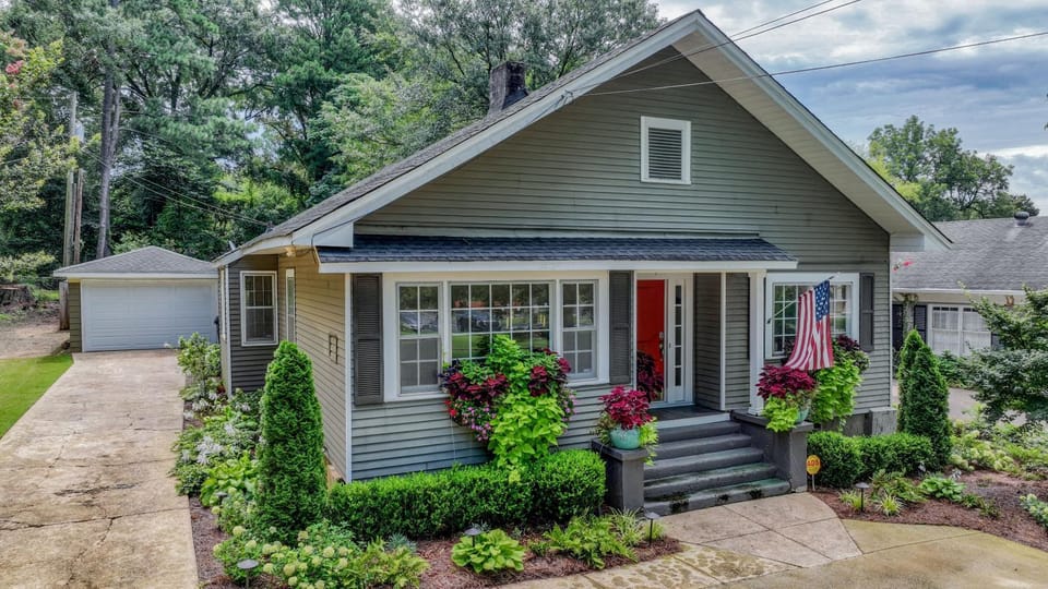 Bungalow on Main House in Northport