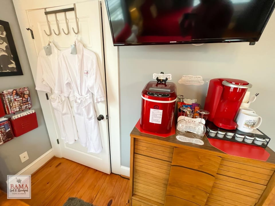 Bama Bed and Breakfast - Sweet Home Alabama Suite Hotel in Northport
