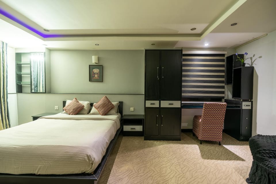 Bed, Photo of the whole room, Seating area, Bedroom, wardrobe