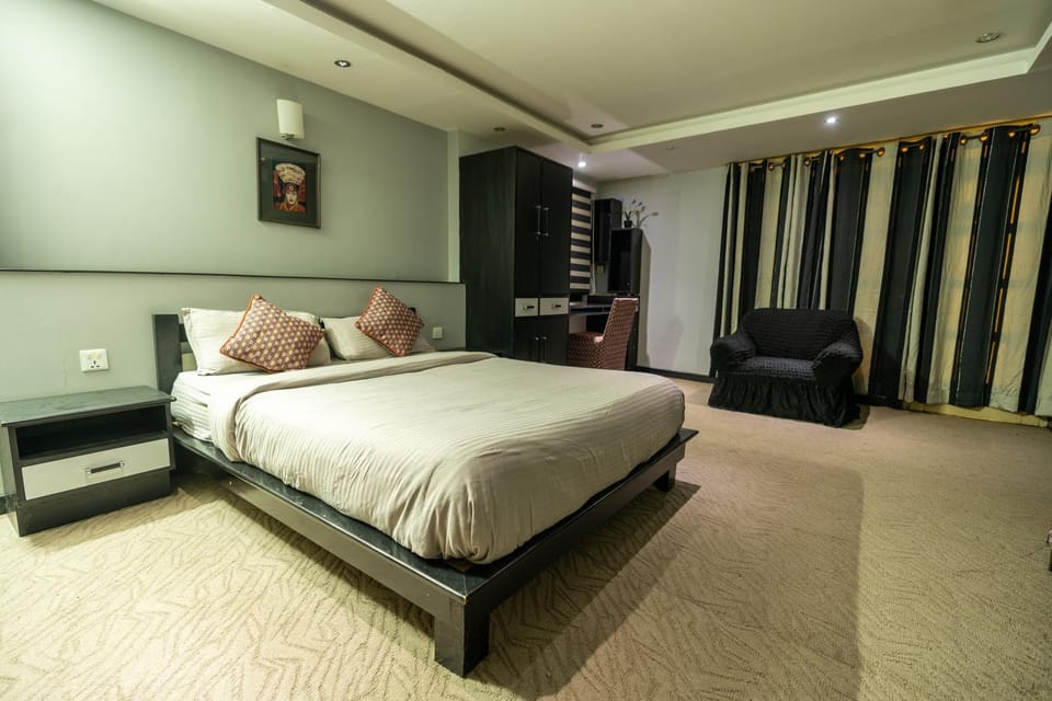 Bed, Seating area, Bedroom