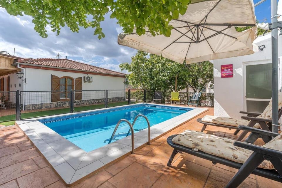Property building, Patio, Day, Natural landscape, Pool view, Swimming pool, sunbed