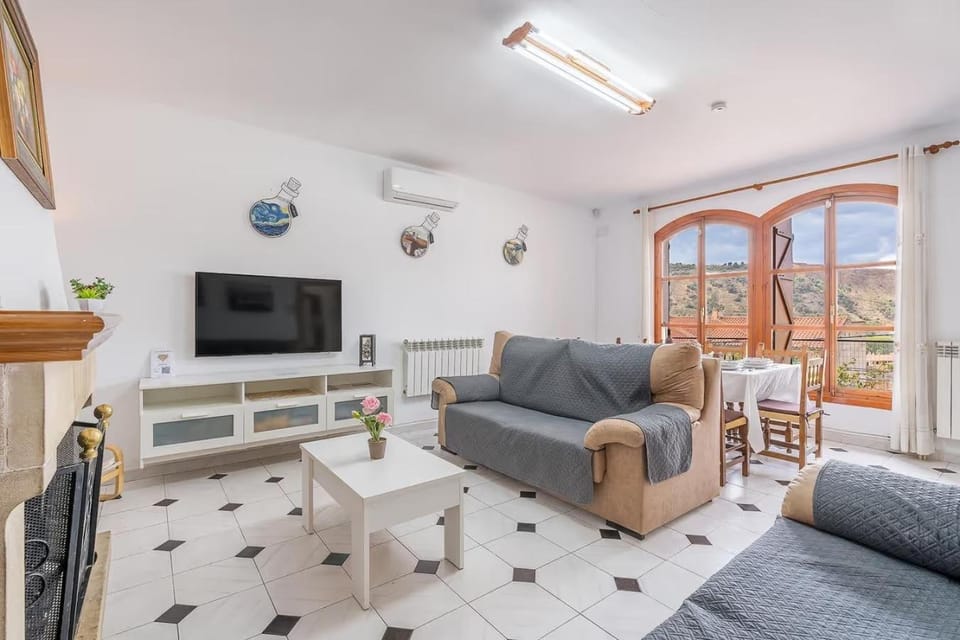 Communal lounge/ TV room, TV and multimedia, Living room, Seating area, Evening entertainment, Mountain view, Mountain view