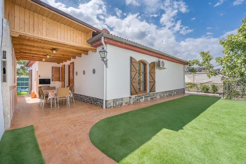Property building, Patio, Spring, Day, Garden, Garden view