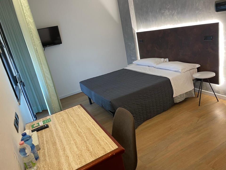 Bed, TV and multimedia, Photo of the whole room