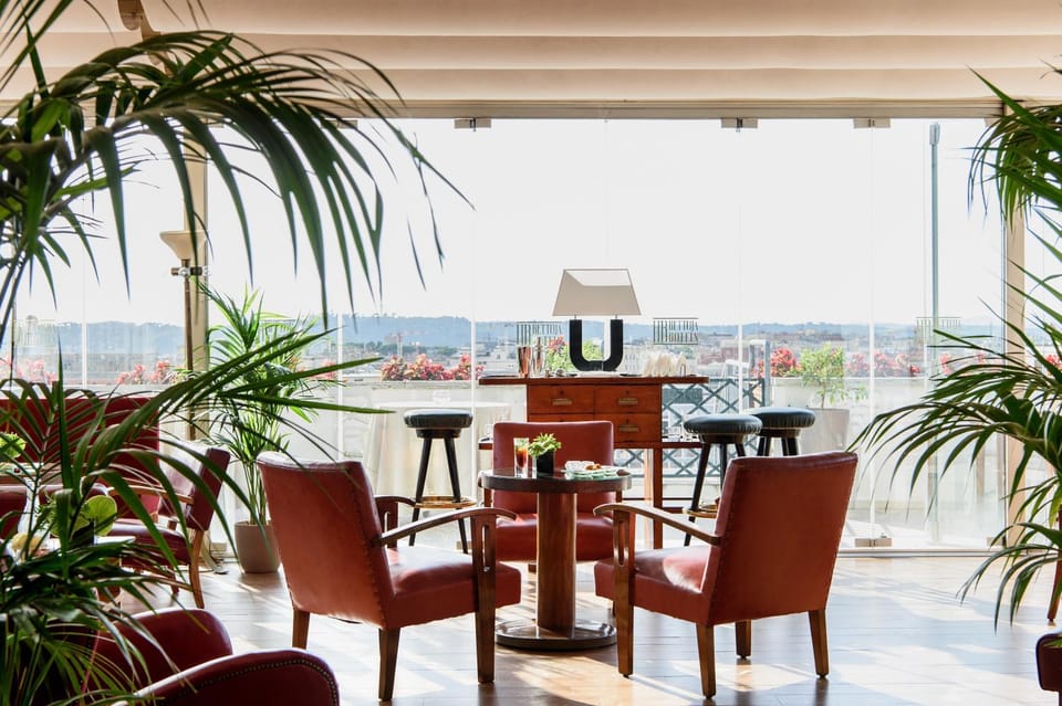 Property building, Restaurant/places to eat, Balcony/Terrace, Lounge or bar