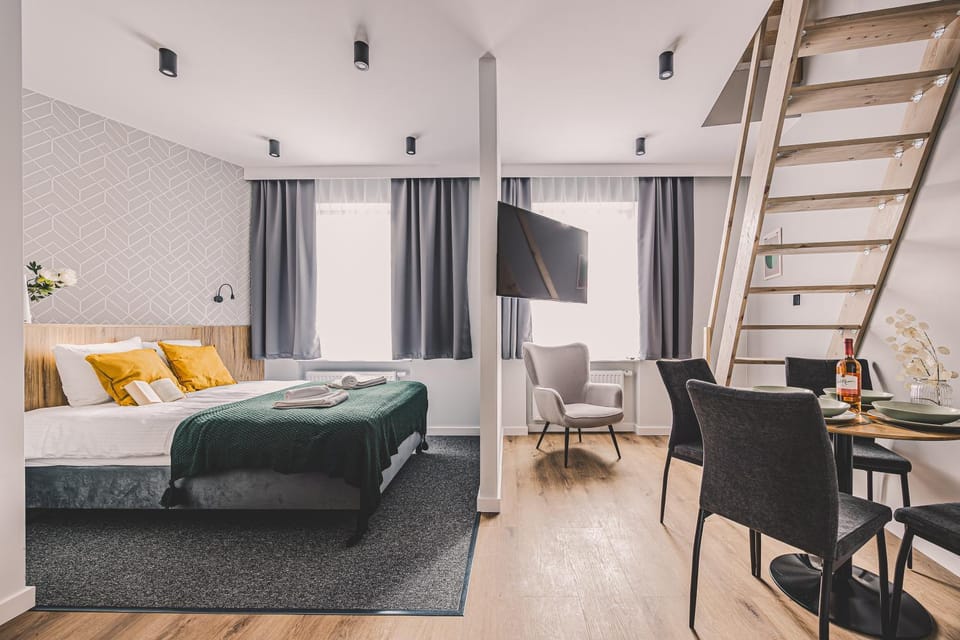 Bed, TV and multimedia, Living room, Photo of the whole room, Seating area, Bedroom