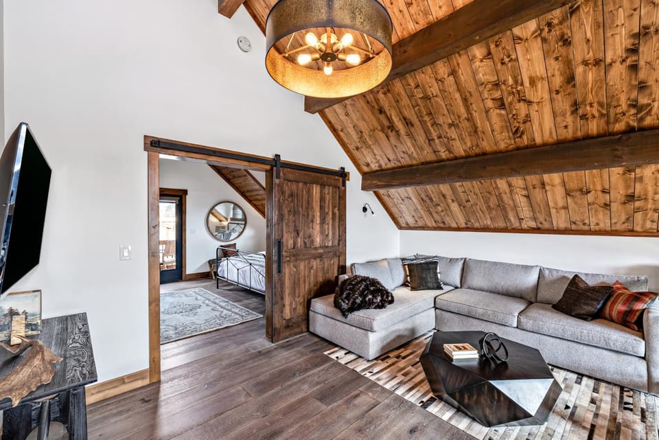 Indoor/Outdoor Fireplace, Jacuzzi, Heated Bathroom Floors House in Estes Park