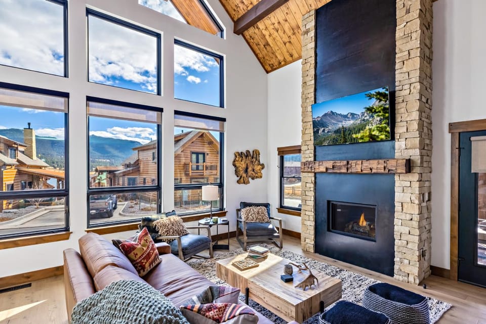 Indoor/Outdoor Fireplace, Jacuzzi, Heated Bathroom Floors House in Estes Park