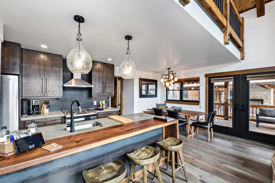 Indoor/Outdoor Fireplace, Jacuzzi, Heated Bathroom Floors House in Estes Park