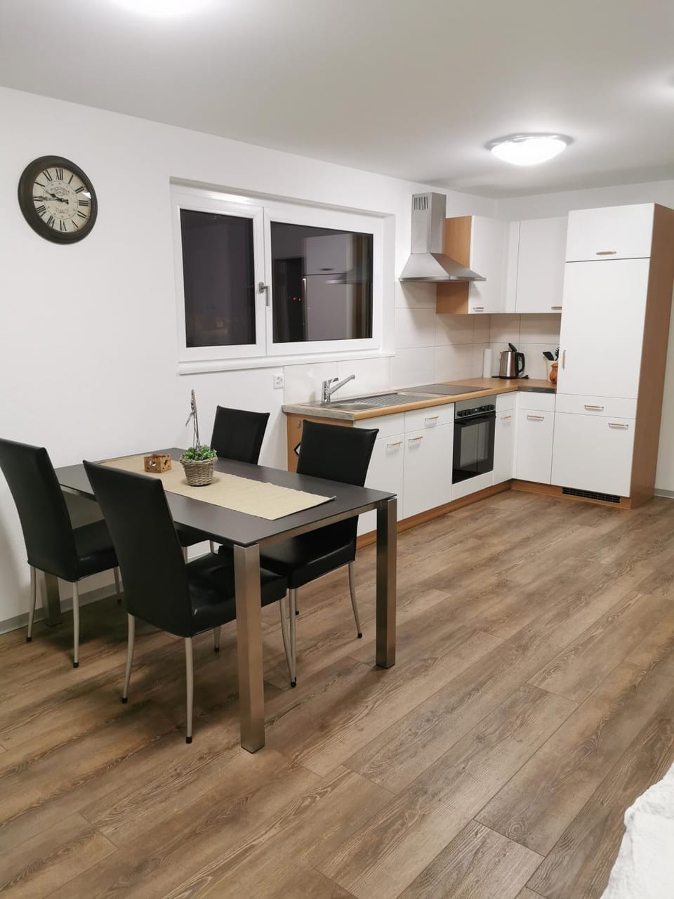 Kitchen or kitchenette, Dining area, stove