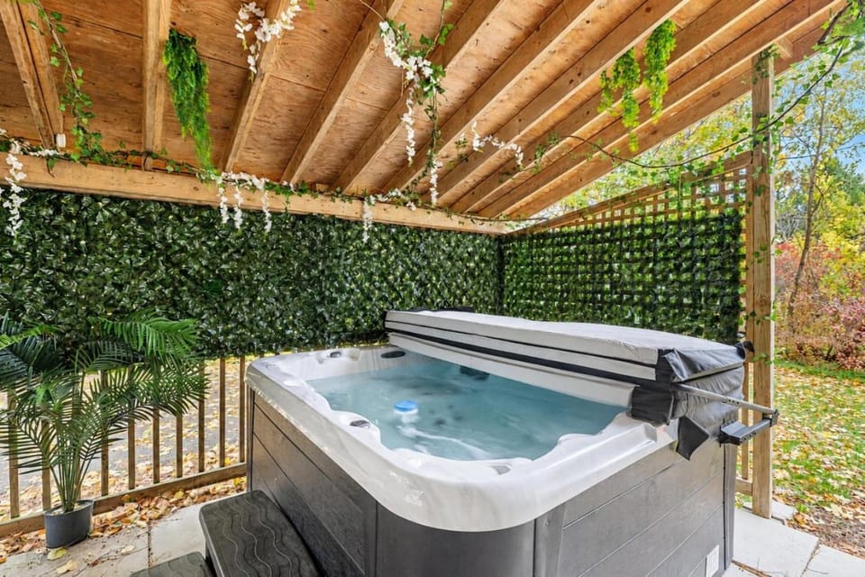 Hickory Hideaway w Hot Tub by Property Valet Chalet in Grey Highlands