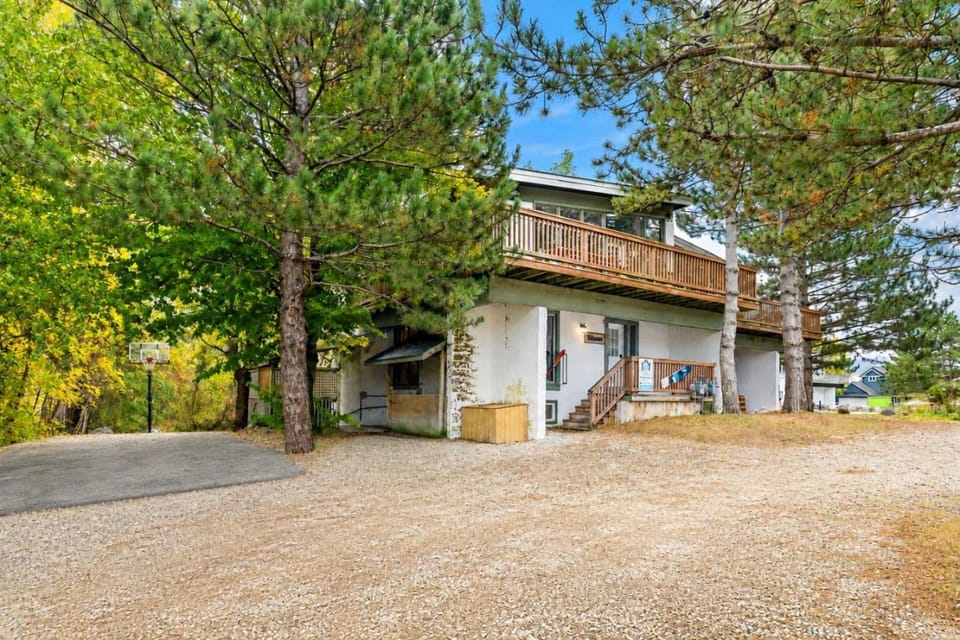 Hickory Hideaway w Hot Tub by Property Valet Chalet in Grey Highlands