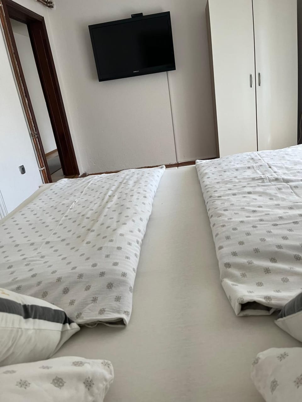 Bed, TV and multimedia, Bedroom