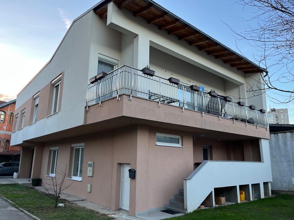 Property building, Day, Balcony/Terrace