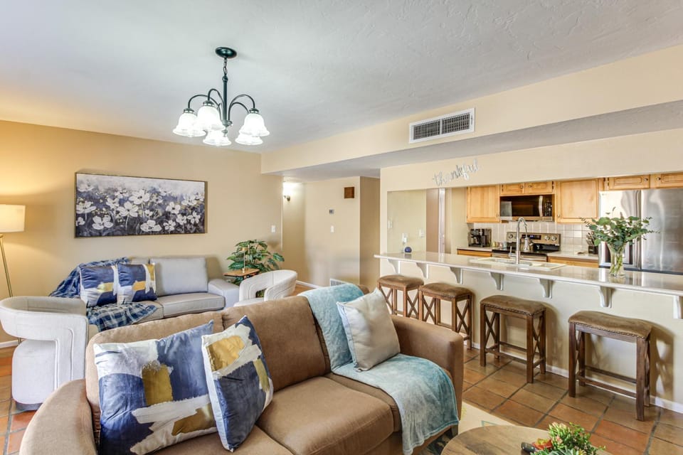 Private Pool & Fire Pit! Walkable Tucson Retreat House in Casas Adobes
