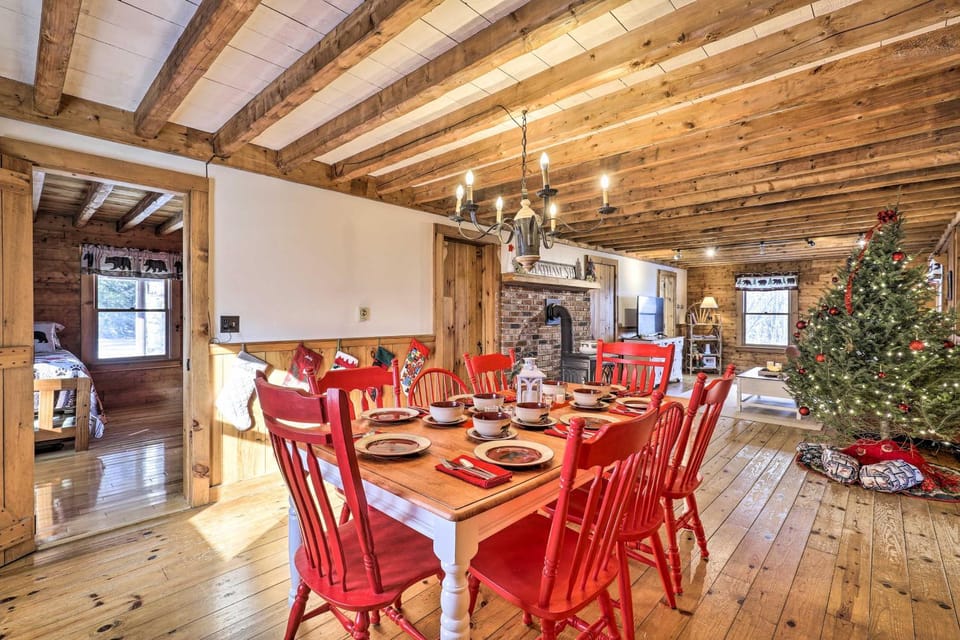 Black Bear Lodge: A Rural White Mtns Retreat House in New Hampshire