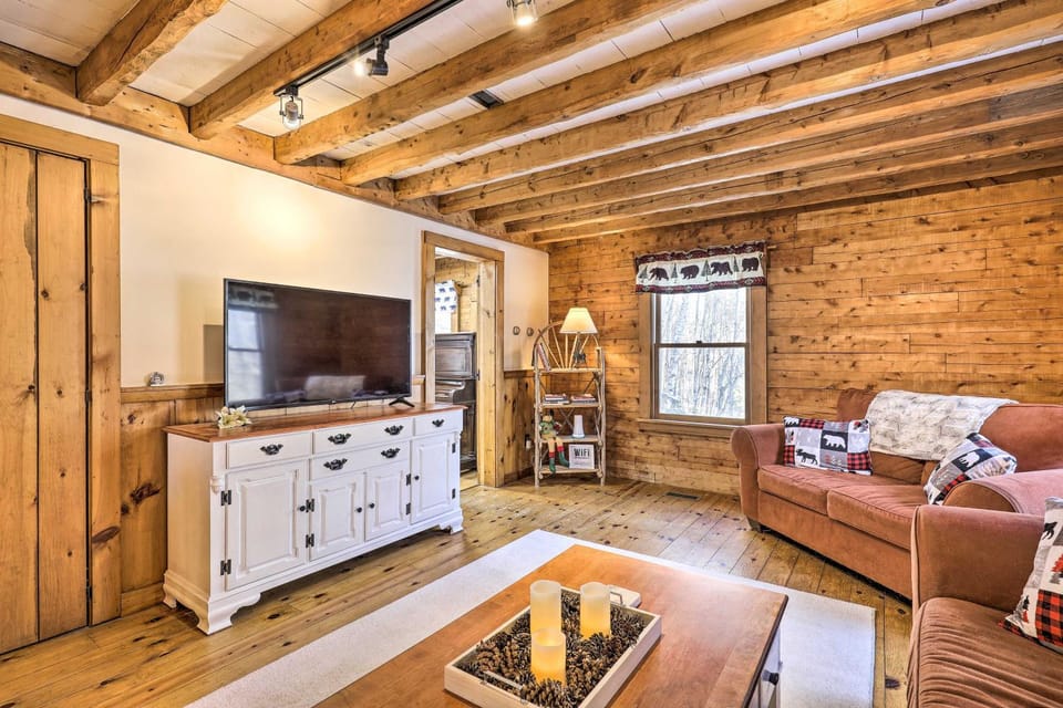 Black Bear Lodge: A Rural White Mtns Retreat House in New Hampshire